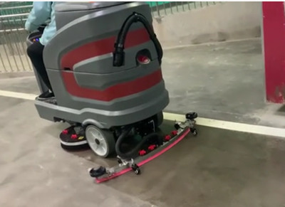 揚(yáng)子駕駛式洗地機(jī)